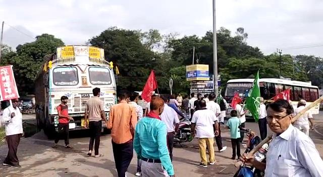 झारखंड में भारत बंद का दिखने लगा असर, कई पार्टियों ने किया समर्थन झारखंड में भारत बंद का दिखने लगा असर, कई पार्टियों ने किया समर्थन