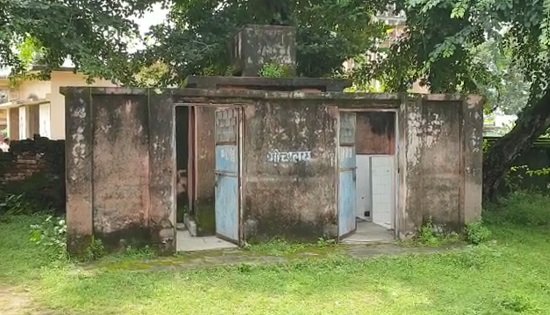 स्कूल की हालत जर्जर, कभी भी हो सकता है हादसा स्कूल की हालत जर्जर, कभी भी हो सकता है हादसा