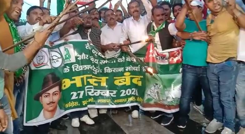 कृषि कानूनों के खिलाफ भारत बंद को सफल बनाने के लिए विपक्षी दलों का मशाल जुलूस | 22Scope News Mashal julush 02 22Scope News