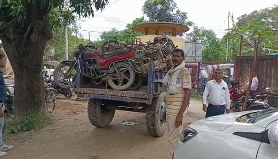 डुमरी थाना क्षेत्र में चोरी का 21 मोटरसाइकिल के साथ 16 चोर गिरफ्तार डुमरी थाना क्षेत्र में चोरी का 21 मोटरसाइकिल के साथ 16 चोर गिरफ्तार