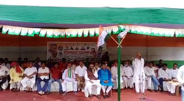 ओबीसी को 27 प्रतिशत आरक्षण मांग को लेकर कांग्रेस का धरना ओबीसी को 27 प्रतिशत आरक्षण मांग को लेकर कांग्रेस का धरना