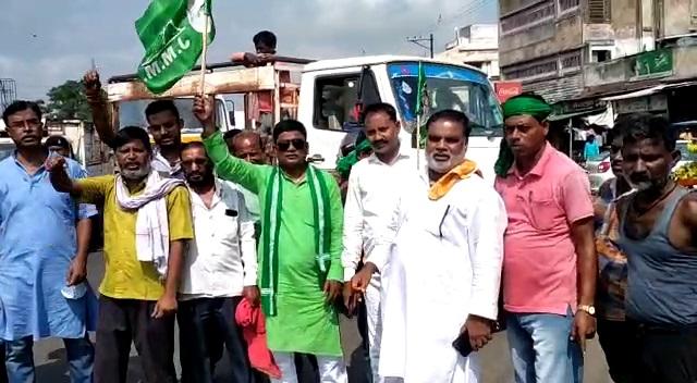 झारखंड में भारत बंद का दिखने लगा असर, कई पार्टियों ने किया समर्थन झारखंड में भारत बंद का दिखने लगा असर, कई पार्टियों ने किया समर्थन