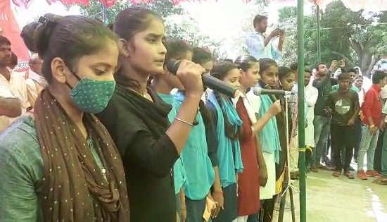 स्कूल निर्माण की मांग को लेकर पटना-बक्सर फोरलेन पर लगी पाठशाला | 22Scope News four line final 02 22Scope News
