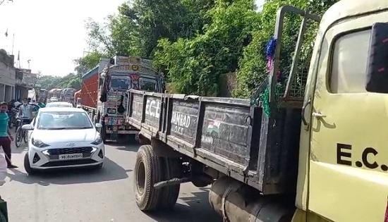 झारखंड में भारत बंद का दिखने लगा असर, कई पार्टियों ने किया समर्थन झारखंड में भारत बंद का दिखने लगा असर, कई पार्टियों ने किया समर्थन