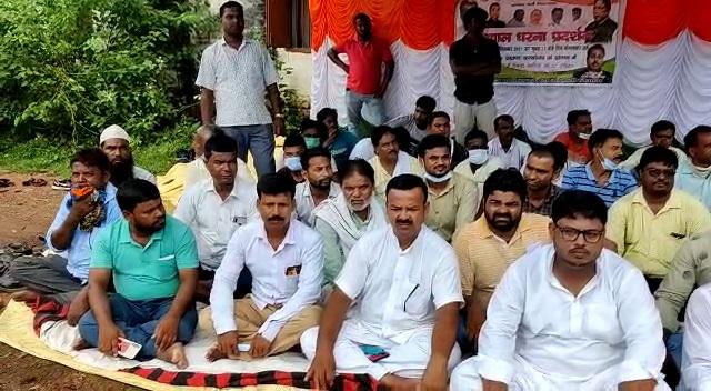 ओबीसी को 27 प्रतिशत आरक्षण मांग को लेकर कांग्रेस का धरना ओबीसी को 27 प्रतिशत आरक्षण मांग को लेकर कांग्रेस का धरना