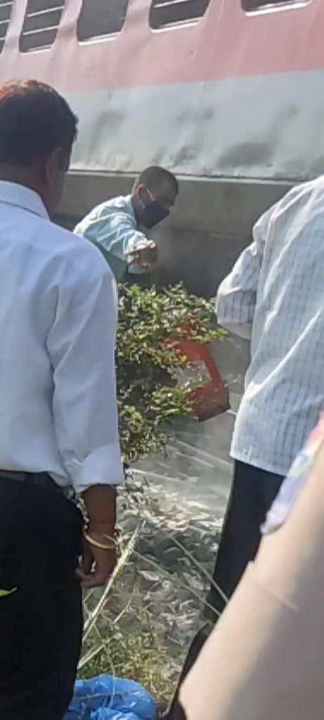 हमसफर ट्रेन के बोगी में लगी आग, यात्रा कर रहे इंजीनियर सावन ने बचाई सैकड़ों यात्रियों की जान | 22Scope News train 1 22Scope News
