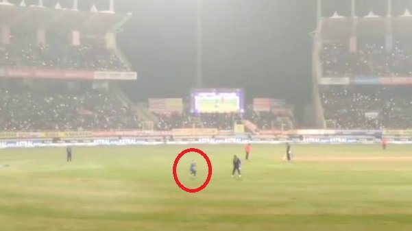 T20 मैच के दौरान मैदान में घुसा रोहित शर्मा का फैन, पैरों पर गिरकर लिया आशीर्वाद | 22Scope News t 201 22Scope News