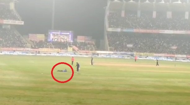 T20 मैच के दौरान मैदान में घुसा रोहित शर्मा का फैन, पैरों पर गिरकर लिया आशीर्वाद | 22Scope News t 2012 22Scope News