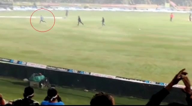T20 मैच के दौरान मैदान में घुसा रोहित शर्मा का फैन, पैरों पर गिरकर लिया आशीर्वाद | 22Scope News t 20123 22Scope News