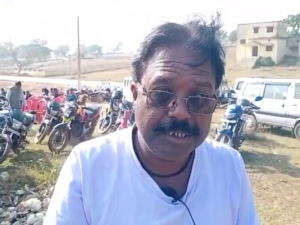 एकलव्य विद्यालय की बाउंड्री मामला -कटघरे में देव कुमार धान