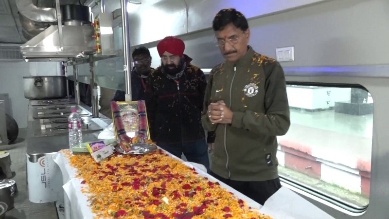 केंद्र सरकार ने श्रद्धालुओं को दी बड़ी सौगात, कम पैसे में कर सकेंगे पारा शिक्षकों का मानदेय 50% तक बढ़ेगा