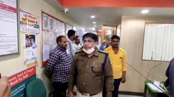 लुटेरों ने दिनदहाड़े बाइक की डिक्की तोड़कर उड़ाए 4.5 लाख | 22Scope News loot1 22Scope News