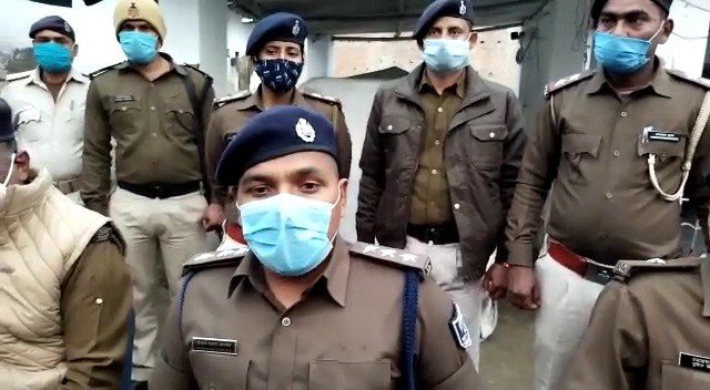 लूट की योजना बना रहे पांच अपराधियों को पुलिस ने खदेड़ कर दबोचा | 22Scope News police officer 22Scope News