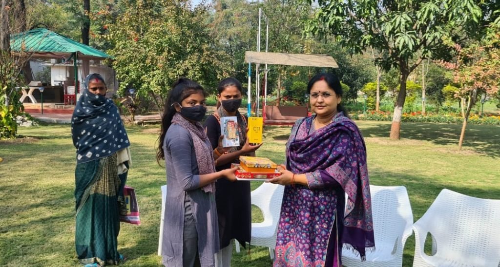 फोन नहीं होने पर अटकी पढ़ाई, एसपी से लगाई गुहार, तो मिल गया नया स्मार्टफोन