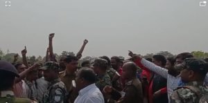 बिरंची नारायण का विरोध करते ग्रामीण 