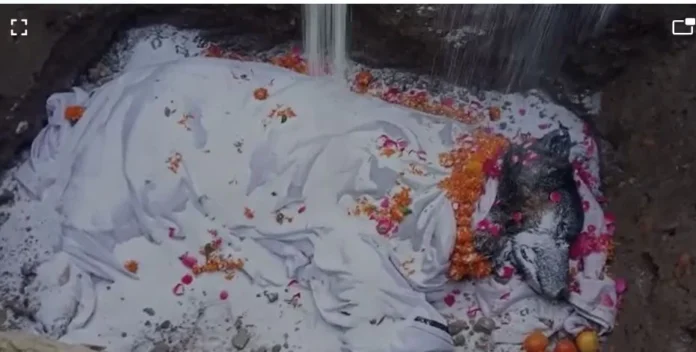 पूरे रीति रिवाज और सम्मान के साथ निकाली गयी 