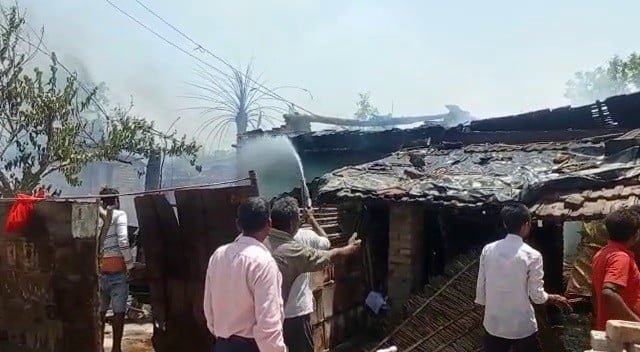 Muzaffarpur: सिलेंडर विस्फोट से 18 घर जलकर राख, 20 लाख से अधिक की संपत्ति का नुकसान