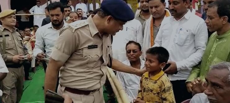 नन्हे सोनू के सवालों से चकरायें सीएम नीतीश नन्हे सोनू के सवालों से चकरायें सीएम नीतीश