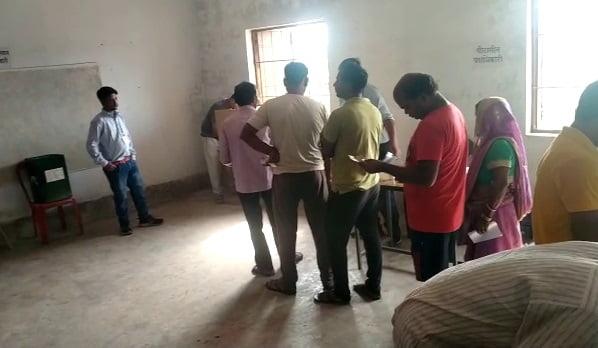 झारखंड पंचायत चुनाव का अंतिम चरण: 72 प्रखंडों में वोटर चुन रहे गांव की सरकार झारखंड पंचायत चुनाव का अंतिम चरण: 72 प्रखंडों में वोटर चुन रहे गांव की सरकार