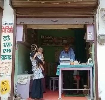 बंदरिया से नहीं देखा गया बच्चे का दर्द, छाती से चिपका कर पहुंची अस्पताल | 22Scope News Mokey 2 22Scope News