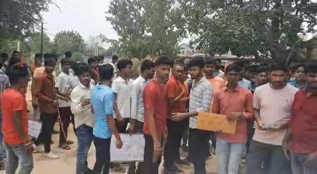 चतरा में अग्निपथ योजना के खिलाफ सड़क पर उतरे अभ्यर्थी | 22Scope News chatra agnipath1 1 22Scope News