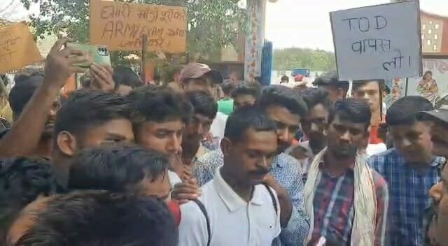 चतरा में अग्निपथ योजना के खिलाफ सड़क पर उतरे अभ्यर्थी | 22Scope News chatra agnipath12 22Scope News