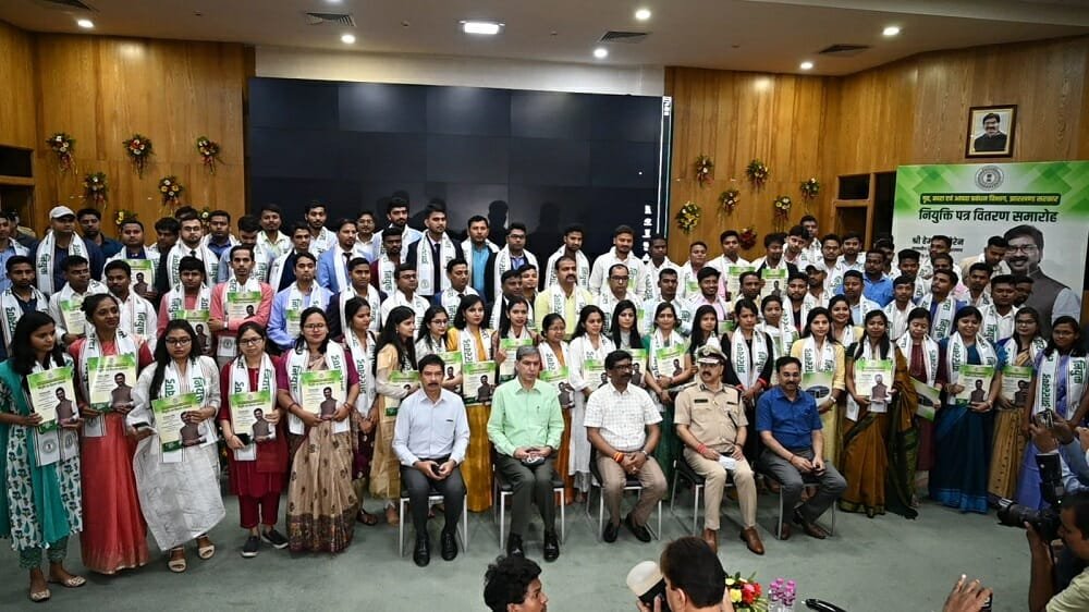 नवचयनित पदाधिकारी और कर्मियों को सीएम ने सौंपा नियुक्ति पत्र