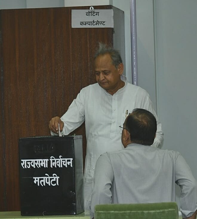 राज्यसभा चुनाव: चार राज्यों की 16 सीटों पर वोटिंग, इन सीटों पर फंसा पेंच राज्यसभा चुनाव: चार राज्यों की 16 सीटों पर वोटिंग, इन सीटों पर फंसा पेंच