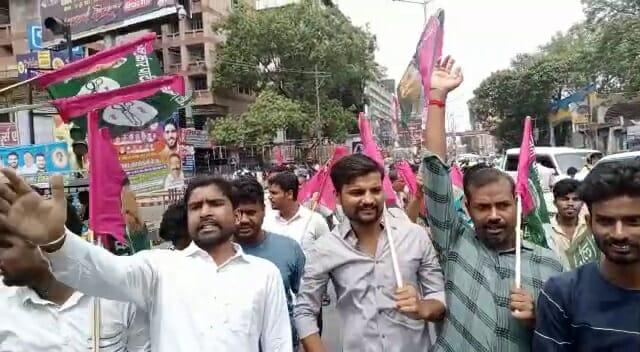 अग्निपथ योजना के विरोध में बेतिया में हिंसक प्रदर्शन, डिप्टी सीएम रेणु देवी के घर पर उपद्रवियों ने किया हमला अग्निपथ योजना के विरोध में बेतिया में हिंसक प्रदर्शन, डिप्टी सीएम रेणु देवी के घर पर उपद्रवियों ने किया हमला
