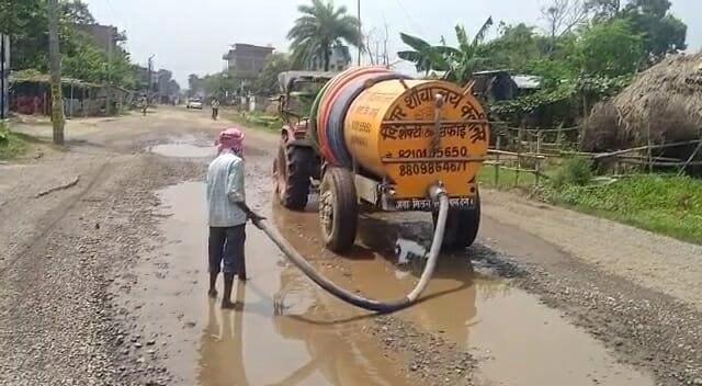 नेपाल बार्डर से जुड़ने वाली NH गड्ढों में हुआ तब्दील, मोटरेबल बनाने का काम शुरू 1 22Scope News nh madhubani1 22Scope News