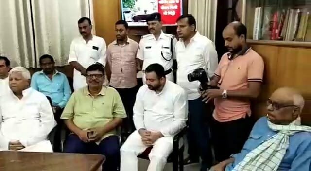 आरजेडी के तीनों एमएलसी उम्मीदवारों ने किया नामांकन, यहां फंस सकती है तीसरे उम्मीदवार की पेंच
