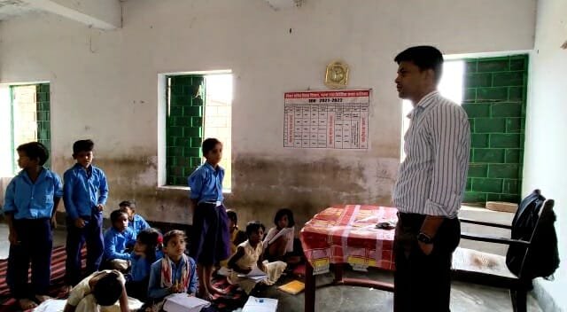 रोहतास डीएम ने जमीन पर बैठकर बच्चों की ली क्लास | 22Scope News rohtas dm1 22Scope News