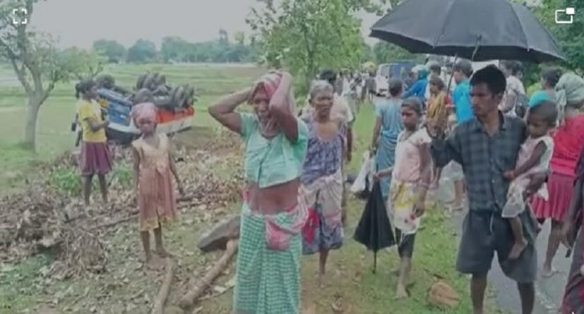 Big breaking- पश्चिमी सिंहभूम में तेल का टैंकर पलटने से तीन स्कूली बच्चों की मौत, कई छात्र का घायल | 22Scope News Road accident 2 22Scope News
