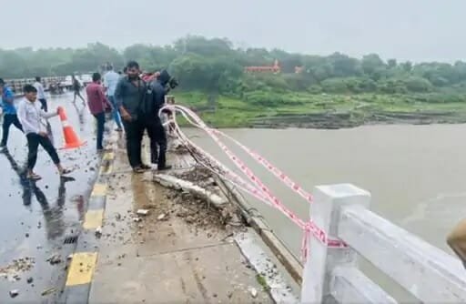 bus acident12 22Scope News