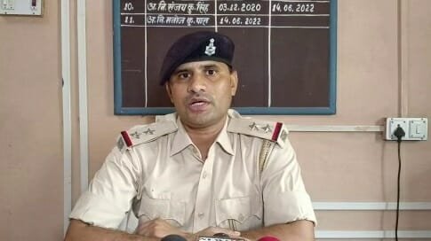 Chatra: गौ तस्करों पर पुलिसिया नकेल, मवेशी लदा ट्रक जब्त Chatra: गौ तस्करों पर पुलिसिया नकेल, मवेशी लदा ट्रक जब्त