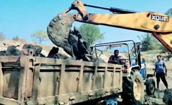 Dhanbad: पत्थरों का अवैध खनन चरम पर, डीसी ने दिया कार्रवाई का निर्देश