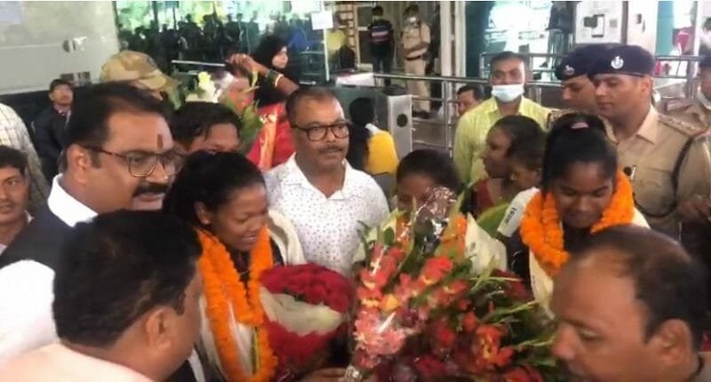 कांस्य पदक जीत कर लौटी निक्की प्रधान, सलीमा टेटे का जोरदार स्वागत