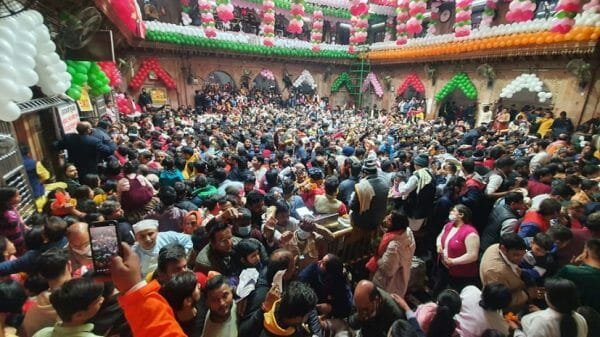 मथुरा के बांके बिहारी मंदिर में हादसा, दम घुटने से दो श्रद्धालुओं की जान गई