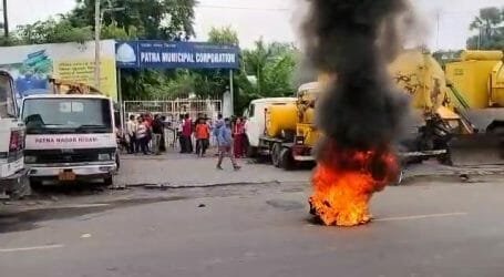 Patna: 8 हजार रुपए से हम महीने भर घर कैसे चलाएंगे तेजस्वी भैया... पूछ रहे निगमकर्मी Patna: 8 हजार रुपए से हम महीने भर घर कैसे चलाएंगे तेजस्वी भैया... पूछ रहे निगमकर्मी