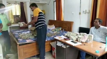 विजिलेंस की बड़ी छापेमारी, इंजीनियर के कई ठिकानों से मिले 3 करोड़ कैश 1 22Scope News raid1 22Scope News