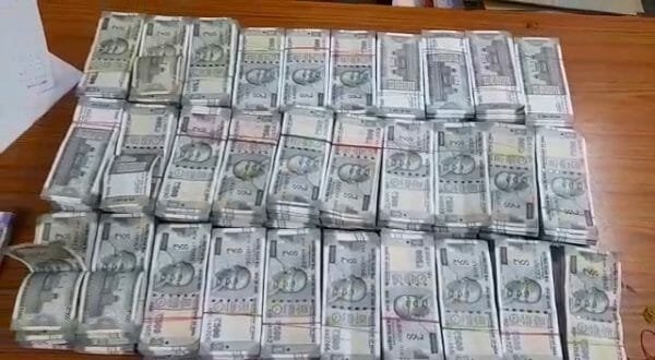 Nawada: छापेमारी में पुलिस के हत्थे चढ़े 4 साइबर अपराधी, 1.22 करोड़ के साथ तीन लग्जरी वाहन जब्त | 22Scope News rupee 22Scope News