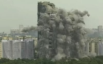 ... और चंद सेकेंड में जमींदोज हो गया ट्विन टावर, धुएं का उठा गुब्बार