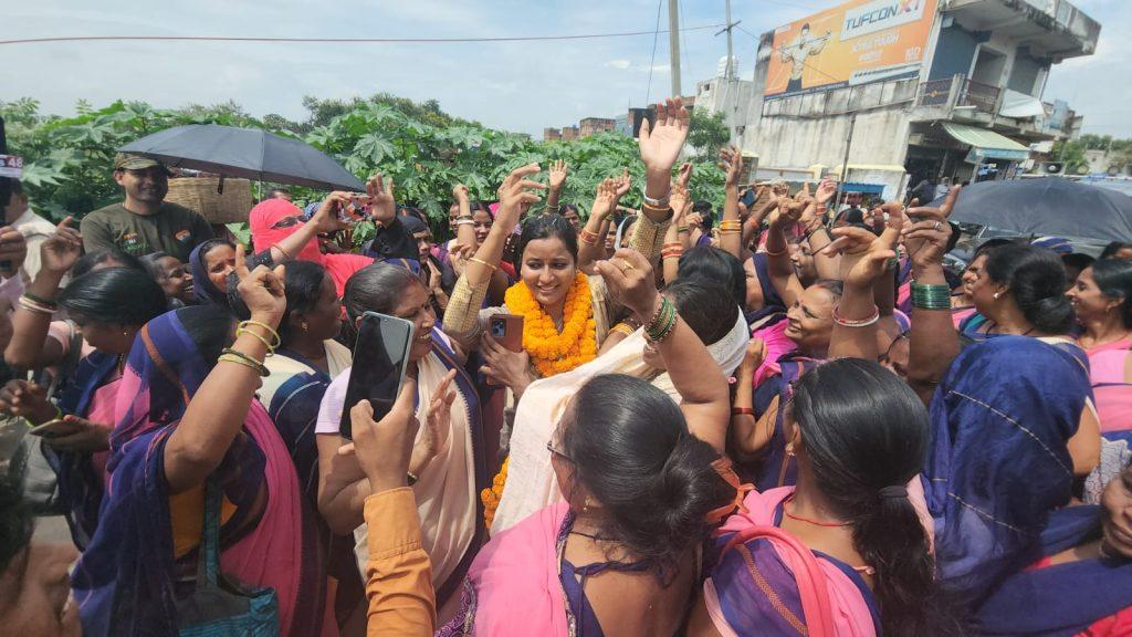 जब आंगनबाड़ी सेविकाओं के साथ नाच उठी अंबा प्रसाद जब आंगनबाड़ी सेविकाओं के साथ नाच उठी अंबा प्रसाद