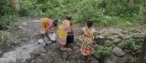 पानी की जंग- भरी बरसात में दो घूंट पानी के लिए तरसतें पहाड़िया जनजाति के लोग | 22Scope News Pani 22Scope News