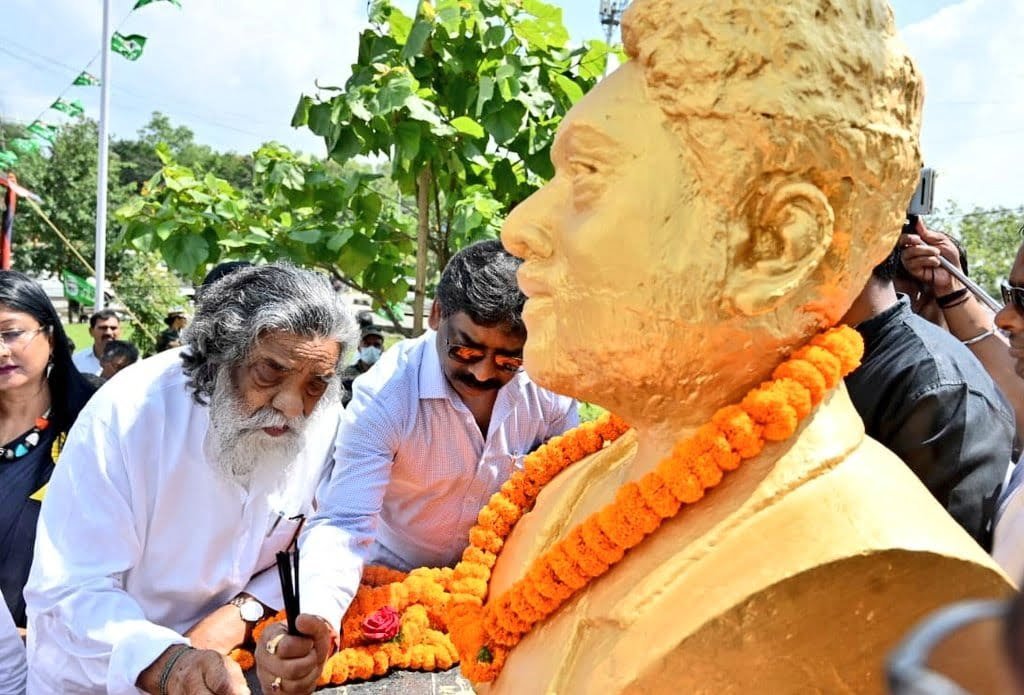 दुर्गा सोरेन की जयंती: सोरेन परिवार ने किया याद, हेमंत बोले- लंबे संघर्ष के बाद मिला झारखंड | 22Scope News durga soren1 22Scope News