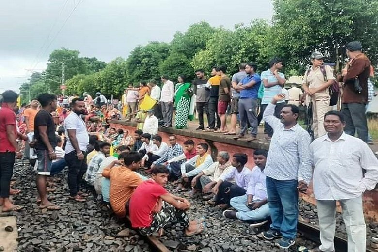 रेल रोको प्रदर्शन : कुर्मी को एसटी में शामिल करने की मांग