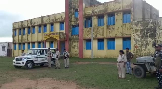 दोस्ती करो नहीं तो स्कूल से उठा लेंगे... ओरमांझी में छात्राओं को धमकाने वाला चार गिरफ्तार दोस्ती करो नहीं तो स्कूल से उठा लेंगे... ओरमांझी में छात्राओं को धमकाने वाला चार गिरफ्तार