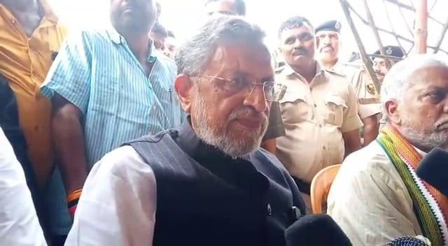 चर्चित सोनम हत्याकांड : परिजनों से मिले सुशील मोदी, SIT से की जांच की मांग चर्चित सोनम हत्याकांड : परिजनों से मिले सुशील मोदी, SIT से की जांच की मांग