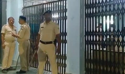 Patna News: वार्ड पार्षद असफर अहमद गिरफ्तार, थाने में जाकर पुलिस को धमकाने का आरोप Patna News: वार्ड पार्षद असफर अहमद गिरफ्तार, थाने में जाकर पुलिस को धमकाने का आरोप