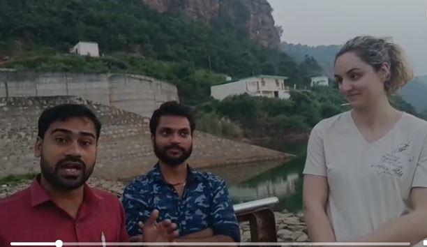 छठ मईया की गीत गाती एक विदेशी वाला, इटली टू चेनारी का सफर छठ मईया की गीत गाती एक विदेशी वाला, इटली टू चेनारी का सफर